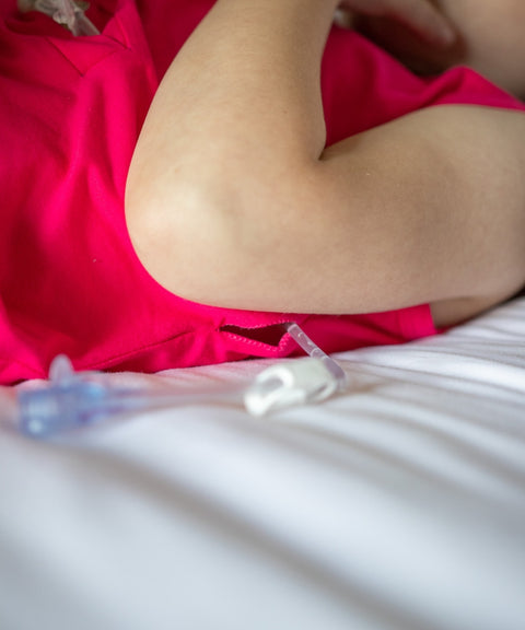 Cache-couche avec accès abdominal pour alimentation entérale